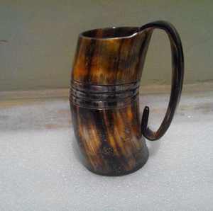 Jarra de Cerveza Rústica Contemporánea de Cuerno de Búfalo con Tapa de Bambú, Construcción Duradera, Textura Natural para Festivales, Bares, Pubs y Uso Doméstico - Product Image 4