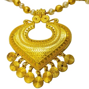 Conjunto de collar y collar de joyería de moda de tela india, set de joyería de 24K con plumas de pavo real y perlas chapadas en oro y plata - Product Image 1