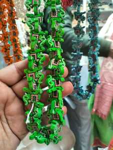 Cuentas pintadas a mano de madera en color rojo con pájaros y patrones temáticos de animales de elefante y loros para reventa - Product Image 6