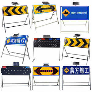 Panneau de signalisation routière portable à LED clignotant, alimenté par énergie solaire, pour travaux routiers en cours et situations d'urgence - Product Image 1