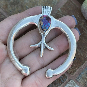 Authentique pendentif Naja Navajo Pink Dream Mojave en argent sterling plaqué or et rhodium avec technologie d'incrustation de réglage de lunette - Product Image 1