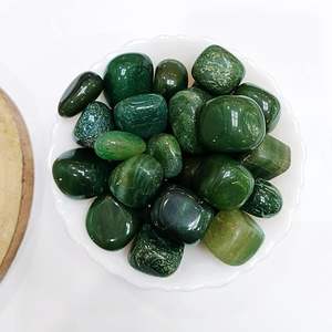 Cristales curativos semipreciosos naturales con piedras caídas de Jade verde pulido al por mayor para la fabricación y decoración de joyas - Product Image 2