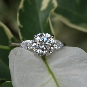 แหวนหินสามก้อนทรงกลม7มม. ประดับด้วยหินด้านลูกแพร์เครื่องประดับเจ้าสาวชุบทองเงิน925ขายส่ง - Product Image 1