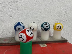 Decoraciones de bolas de bingo multicolores Premium Adición clásica de 6 lados de alta calidad a juegos de bingo - Product Image 2