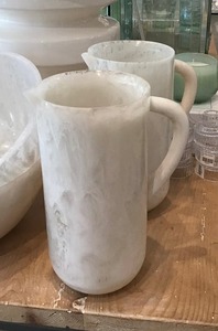 Jarra de Bebidas Moderna de Resina Faizacraft, Jarra Duradera y Artística para Agua y Jugos, Vajilla Sofisticada para Fiestas - Product Image 4
