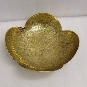 Grand bol de service de luxe en laiton et acier pour la maison hôtel restaurant table et vaisselle couleur dorée feuille design bols de service - Product Image 1