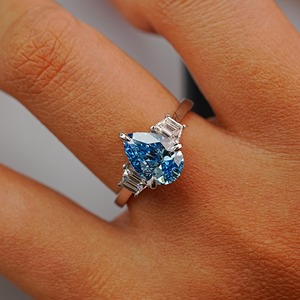 Bague de fiançailles en diamant de laboratoire de 3,00 carats, taille poire, bleu vif fantaisie, en or massif 14 carats avec pierres latérales en forme de trapèze, bague de mariage - Product Image 3