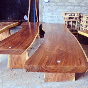 Ensemble de table et de chaises de salle à manger en bois de suar massif, bois naturel, style tropical, meubles de salle à manger avec couleur personnalisée - Product Image 1