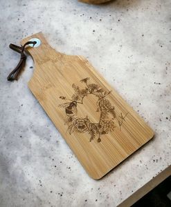 Tabla de cortar de madera con hermosos acabados, ideal para exhibir verduras a la parrilla, mariscos o bistec en eventos de patio trasero - Product Image 6