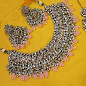 Nuevo diseño elegante chapado en oro tradicional Motipearl & Drop Kundan tachonado gargantilla collar pendiente Mangtika conjunto y conjunto de joyería Mujer - Product Image 1