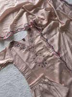 Kurti pantalon dupatta en soie romaine de couleur étonnante avec broderie et travail de sequins, fabricant de mode féminine au prix le plus bas