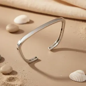 Bracelet manchette carré minimaliste en argent pour femme - Product Image 1