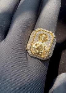 Anillo St. Jude de oro de lujo de suministro directo de fábrica con diamantes CZ brillantes para uso diario disponible para precio de exportación - Product Image 3