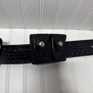 Ceinture tactique en cuir véritable pour hommes avec boucle solide et coupe flexible conçue pour un confort tout au long de la journée - Product Image 5