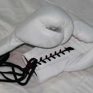 Guantes de Boxeo Cómodos y Protectoras para las Manos, Guantes de Boxeo de Cuero Blanco para Entrenamiento, Guantes de Boxeo para MMA - Product Image 1