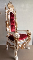 Fauteuil Trône de Roi Élégant en Bois Massif, Design Victorien, avec Tête de Lion Sculptée, Finition Feuilles d'Or Blanc, Capitonnage, Style Antique pour Hôtel