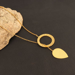 Ravissant bijoux plaqué or mat, breloques de créateur, pendentif, collier, lien classique, chaîne, pendentif, finition martelée, collier, bijoux - Product Image 4