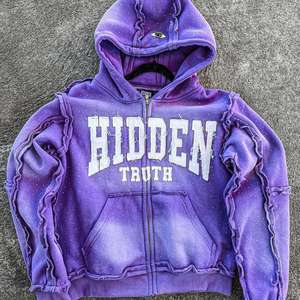 Sudadera con Capucha Personalizada con Lavado Ácido, Estilo Urbano, Desgastada, Felpa Francesa, Decolorada por el Sol, Color Morado, 100% Aplicación Bordada con Pedrería - Product Image 1