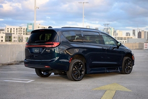 Vehículo Adaptado para Sillas de Ruedas Chrysler Pacifica Touring L 2024 de RollX Vans - Product Image 2