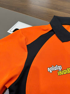 Camisa de Negocios Unisex de Alta Calidad, Tejido de Piqué de Poliéster, Color Naranja y Negro, Bloques de Color, Manga Corta, Cuello Acanalado - Product Image 5