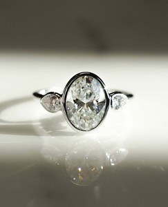 Bague de fiançailles en moissanite ovale 7x9 mm, sertie de trois pierres avec accents en taille poire, en argent sterling 925 - Product Image 1