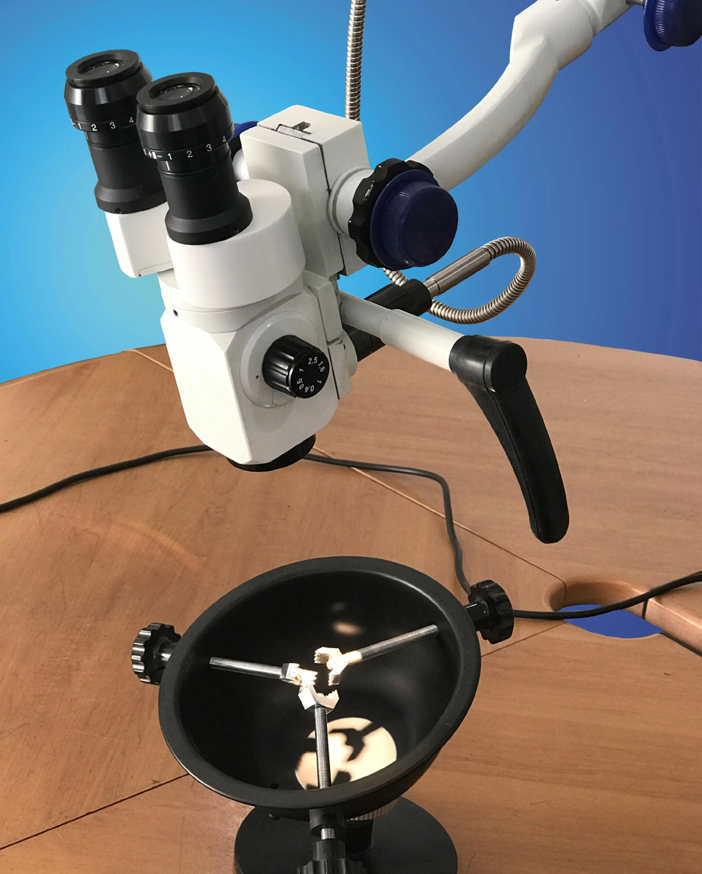 Microscopio chirurgico operativo con funzionamento orl
