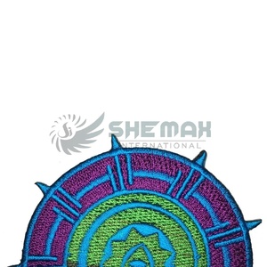 Insignias bordadas con logotipo personalizado al por mayor, nuevo diseño bordado a mano, insignias de tela para planchar, precio de fábrica OEM disponible - Product Image 3