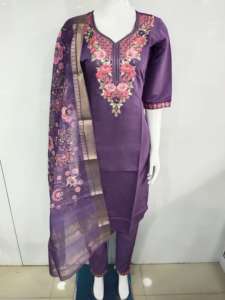 Ropa de moda étnica de moda de diseñador moderno pantalón Kurti de seda pesada y Dupatta con bordado exportador de India - Product Image 2