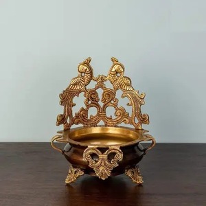 Présentoir à chocolat de créateur artisanal de forme ronde avec support à chocolat poli doré pour servir et dessert au chocolat - Product Image 3