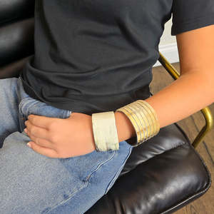 Conjunto de Brazaletes de Cuerno de Búfalo Natural Ecológico, Acabado Pulido, Joyería Artesanal para Mujer - Product Image 4