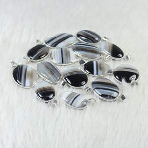 Colgante de piedras preciosas de ágata con bandas negras lisas para mujer, bisel plateado, cristales, joyería con bandas con dijes saludables - Product Image 4