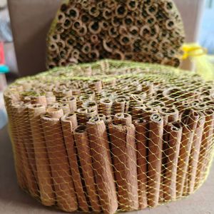 Placez la cannelle de qualité supérieure dans des pochettes <span class=keywords><strong>en</strong></span> filet, mettez-<span class=keywords><strong>les</strong></span> dans des cartons et arrangez-<span class=keywords><strong>les</strong></span> de manière soignée et attrayante. - Product Image 3