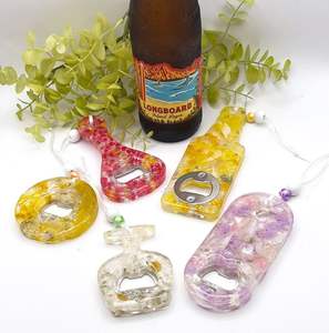 Ouvre-bouteille en résine et métal conçu pour une prise en main et une valeur décorative maximales dans les zones de service de bière ou de soda - Product Image 6