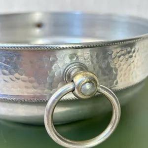 Cacerola de Metal con Acabado Plateado y Diseño Martillado Premium con Tapa de Perilla de Anillo para Uso en Comidas Tradicionales y Presentación en Mesa - Product Image 5