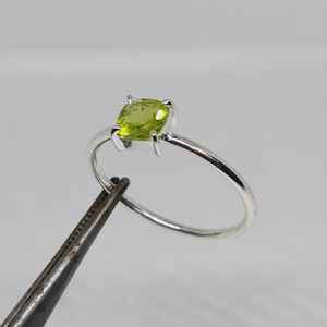 Bague en argent sterling avec pierre de péridot, bijou de naissance d'août, cadeau élégant fait à la main pour les femmes, design bohème - Product Image 6
