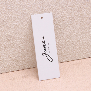 ป้ายแขวนกระดาษเคลือบสีขาวเป็นมิตรกับสิ่งแวดล้อมหรูหราพิมพ์โลโก้กำหนดรูปร่างขนาดได้เองสำหรับกระเป๋ารองเท้าเสื้อผ้า - Product Image 2