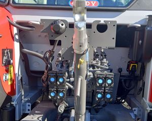 Massey Ferguson MF 5S.105 Dyna-6 Essential 4WD avec composants de base Pompe et boîte de vitesses Roues 2WD - Product Image 6