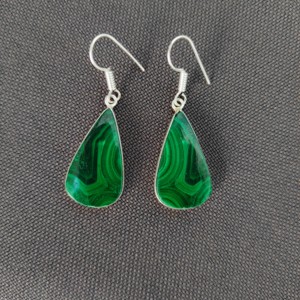Bijoux de mode pour femmes - Boucles d'oreilles en malachite naturelle de forme goutte, plaquées argent, boucles d'oreilles pendantes, ventes chaudes pour les fêtes - Product Image 2