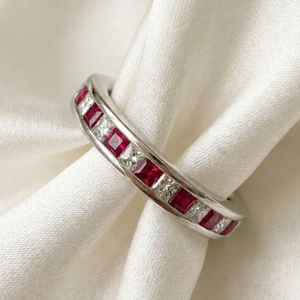 Bague de mariage demi-éternité en or massif 18 carats (AU750) avec rubis véritable taille princesse et diamants naturels sertis en canal, idéale pour un anniversaire - Product Image 1