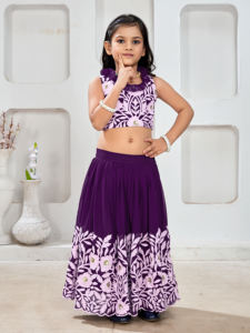 Conjunto de Lehenga Choli Morado Bordado para Niñas de Shoryam Fashion Boutique, Corte Regular, Largo hasta el Suelo, Borde Festoneado, Diseño de Fiesta - Product Image 2