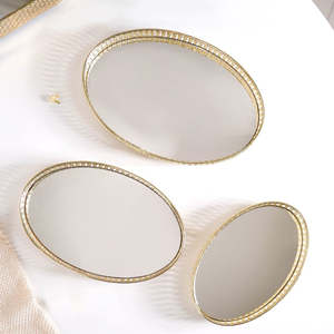 Ensemble de 3 plateaux ovales traditionnels en métal léger plaqué or avec motif floral et artisanat expert - Product Image 3
