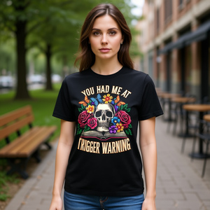 Camiseta Floral con Calavera para Mujer, Categoría Promocional con Aviso de Contenido Despreocupante - Product Image 3