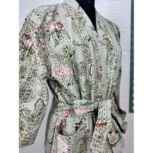 ชุดกิโมโนยาวแบบกลับด้านได้ Kantha Pur สีเขียวพาสเทล ลายสัตว์ ผ้าฝ้าย สำหรับคลุมชุดว่ายน้ำ - Product Image 5