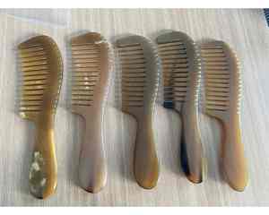 Peine de cuerno Origen de Vietnam Natural y hecho a mano para la salud del cabello Peine de cuerno de superficie lisa Adecuado para el aseo diario - Product Image 1