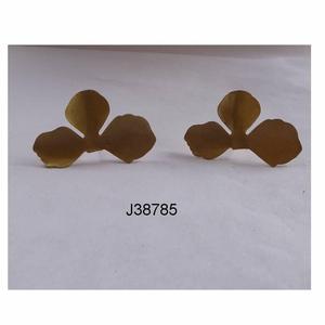 ต่างหูรูปดอกไม้สามกลีบสีทองสุดพิเศษสำหรับผู้หญิงต่างหูมินิมอลที่มีน้ำหนักเบาเหมาะสำหรับสวมใส่ในชีวิตประจำวันและงานปาร์ตี้ - Product Image 4