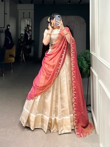 Lehenga Choli en soie jacquard pure Off White avec tissage Zari - Product Image 5