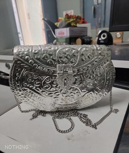 กระเป๋าถือทองเหลืองโลหะเงินคุณภาพสูงสำหรับผู้หญิงทำมือคลัทช์หัตถกรรมชุบเงินแบบอินเดียพร้อมโซ่ด้านข้าง - Product Image 4