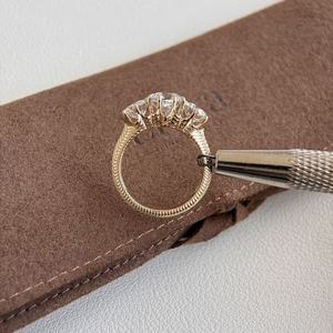แหวนหมั้น Marcella ประดับเพชรสามเม็ดทรงโบราณ - Product Image 3