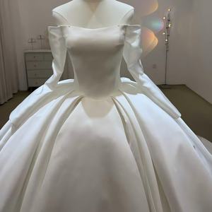 Robe de mariée moderne JJ127 en satin, col bateau, coupe Empire, avec appliques florales en cristal et longue traîne chapelle - Product Image 2