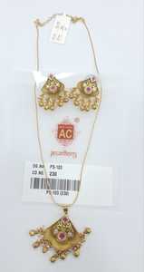 Élégant collier pendentif Kundan fait main avec pierres vertes et boucles d'oreilles bijoux pour femmes idéal pour les mariages et les grandes fonctions - Product Image 2